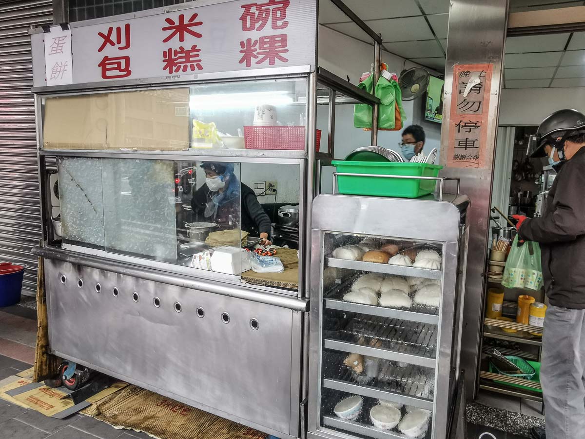 中正路無名傳統早餐｜桃園隱藏版早餐5小時限定！自製粉漿蛋餅、碗粿紮實份量大