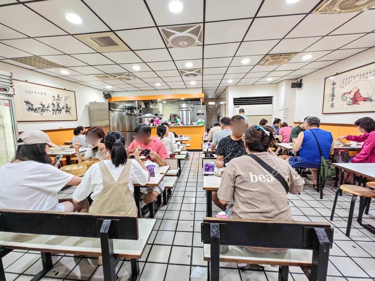 江夏麵食｜生意超好麵食老店，蔥油餅、番茄牛肉麵與韭黃蒸餃必點。桃園麵食推薦，桃園市政府小吃，市府周邊美食