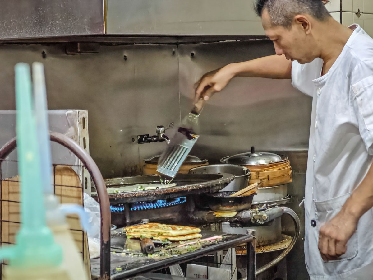 江夏麵食｜生意超好麵食老店，蔥油餅、番茄牛肉麵與韭黃蒸餃必點。桃園麵食推薦，桃園市政府小吃，市府周邊美食