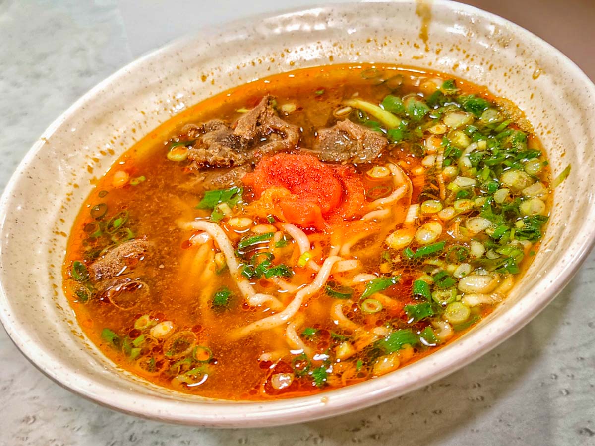 江夏麵食｜生意超好麵食老店，蔥油餅、番茄牛肉麵與韭黃蒸餃必點。桃園麵食推薦，桃園市政府小吃，市府周邊美食