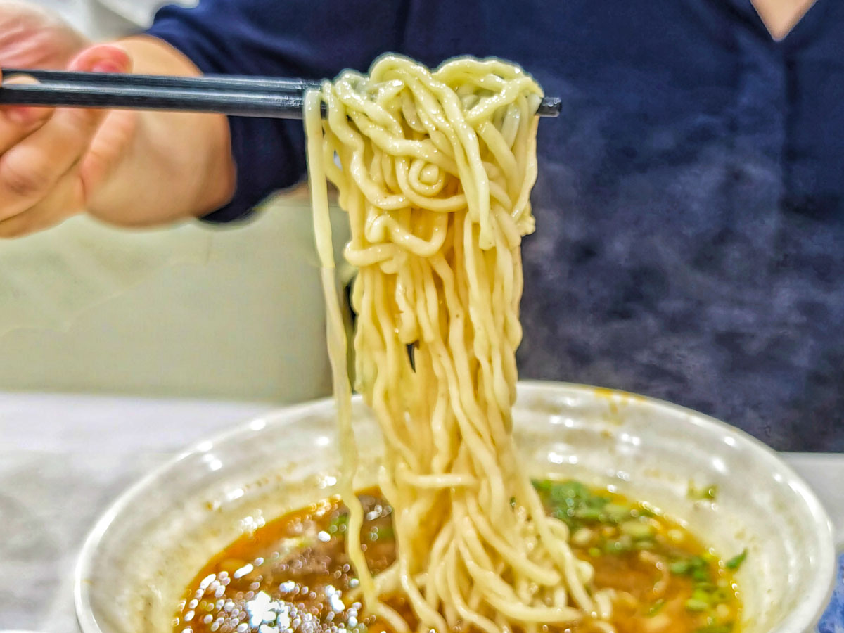 江夏麵食｜生意超好麵食老店，蔥油餅、番茄牛肉麵與韭黃蒸餃必點。桃園麵食推薦，桃園市政府小吃，市府周邊美食