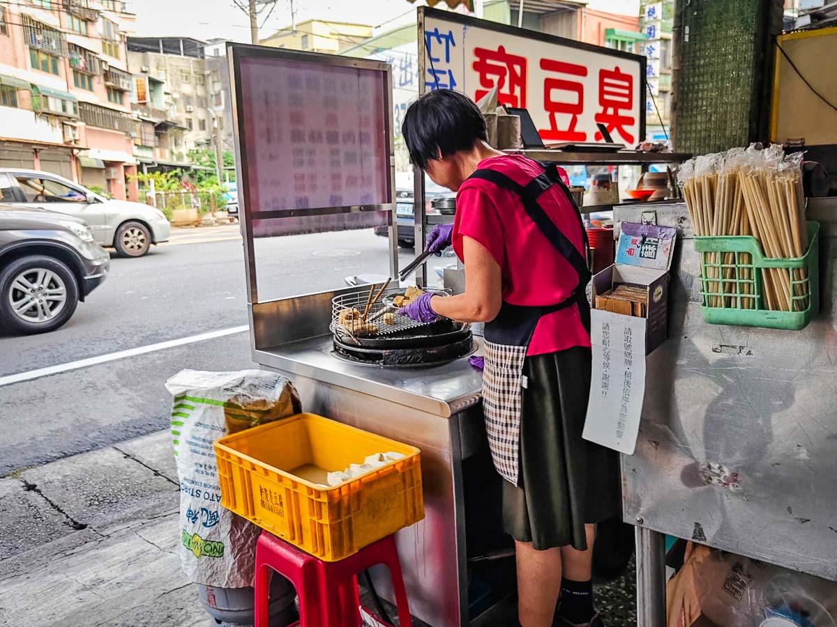 竹仔腳臭豆腐｜40餘年的臭豆腐老店，標配是臭豆腐配羹湯。桃園後站美食，桃園宵夜，桃園臭豆腐推薦