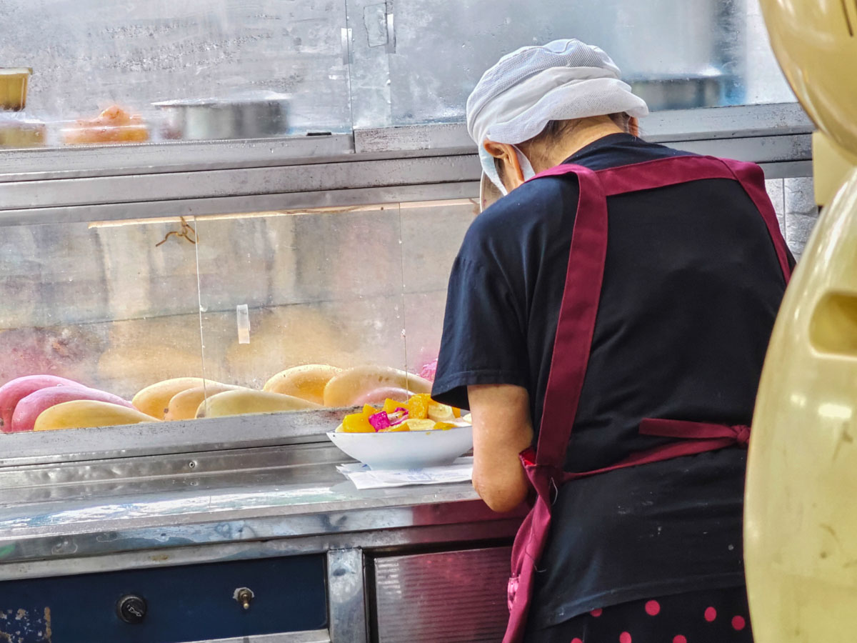 橋下阿嬤古早味剉冰｜路橋下50年老店，阿嬤親手製作古早味剉冰。桃園後站美食，桃園剉冰，桃園水果冰推薦