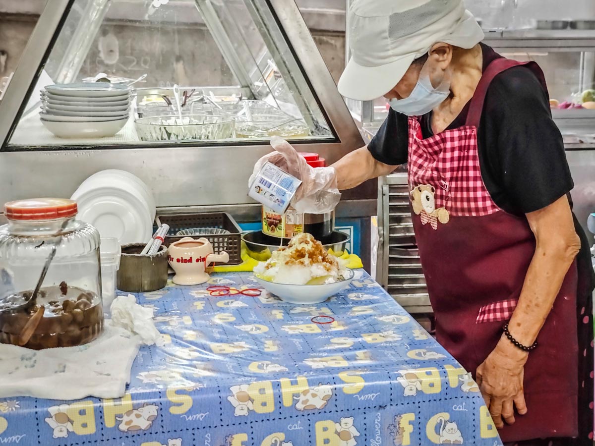 橋下阿嬤古早味剉冰｜路橋下50年老店，阿嬤親手製作古早味剉冰。桃園後站美食，桃園剉冰，桃園水果冰推薦