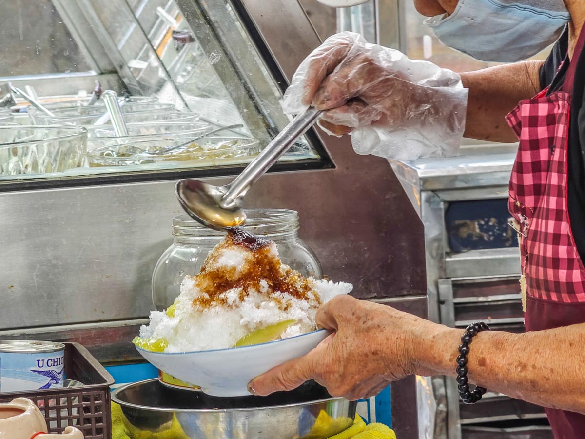 橋下阿嬤古早味剉冰｜路橋下50年老店，阿嬤親手製作古早味剉冰。桃園後站美食，桃園剉冰，桃園水果冰推薦