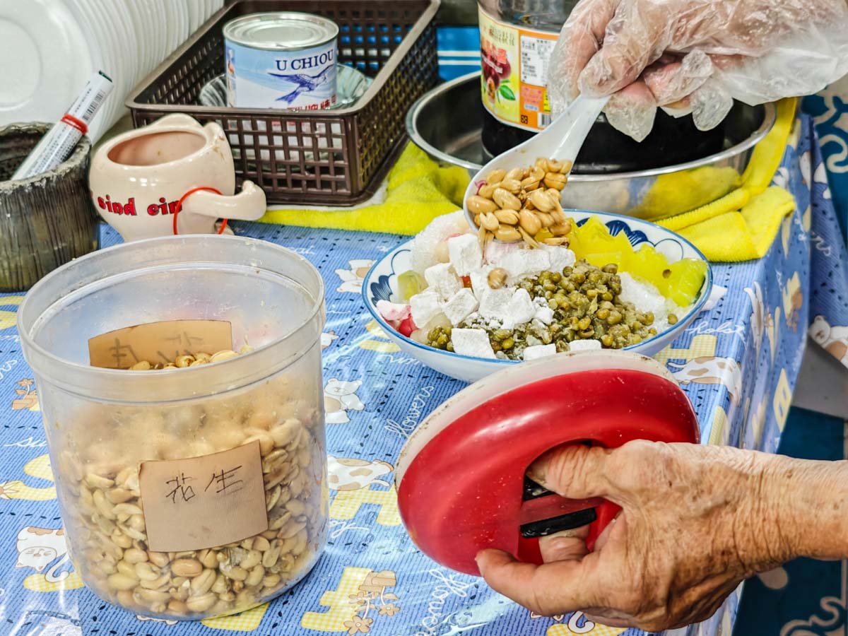 橋下阿嬤古早味剉冰｜路橋下50年老店，阿嬤親手製作古早味剉冰。桃園後站美食，桃園剉冰，桃園水果冰推薦