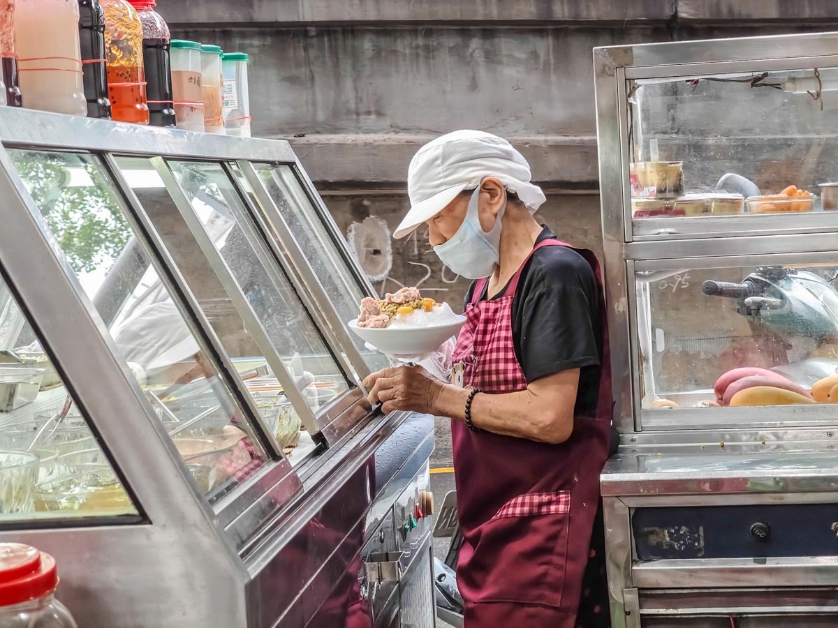 橋下阿嬤古早味剉冰｜路橋下50年老店，阿嬤親手製作古早味剉冰。桃園後站美食，桃園剉冰，桃園水果冰推薦