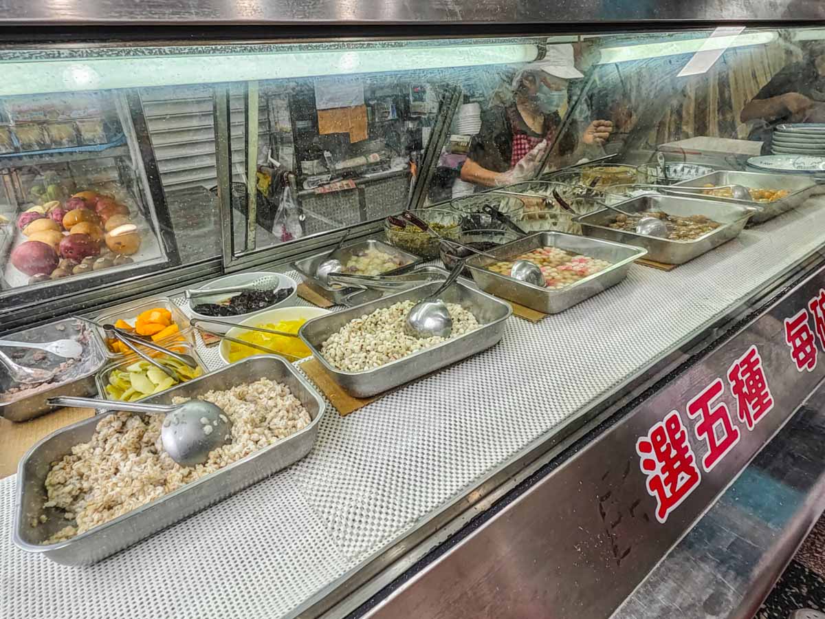 橋下阿嬤古早味剉冰｜路橋下50年老店，阿嬤親手製作古早味剉冰。桃園後站美食，桃園剉冰，桃園水果冰推薦