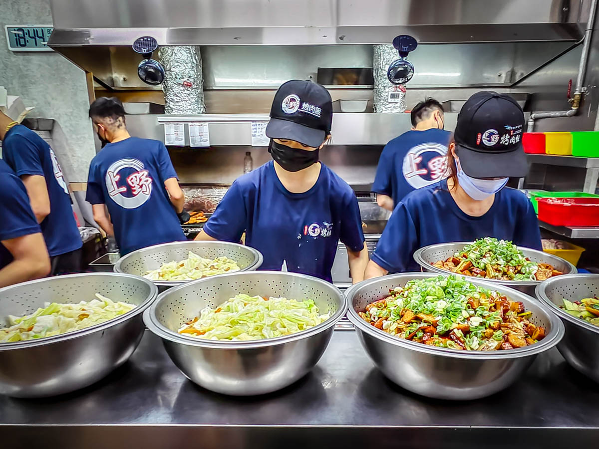 上野烤肉飯中壢總店｜烤五花肉飯必點，附湯和辣菜脯才是本體！