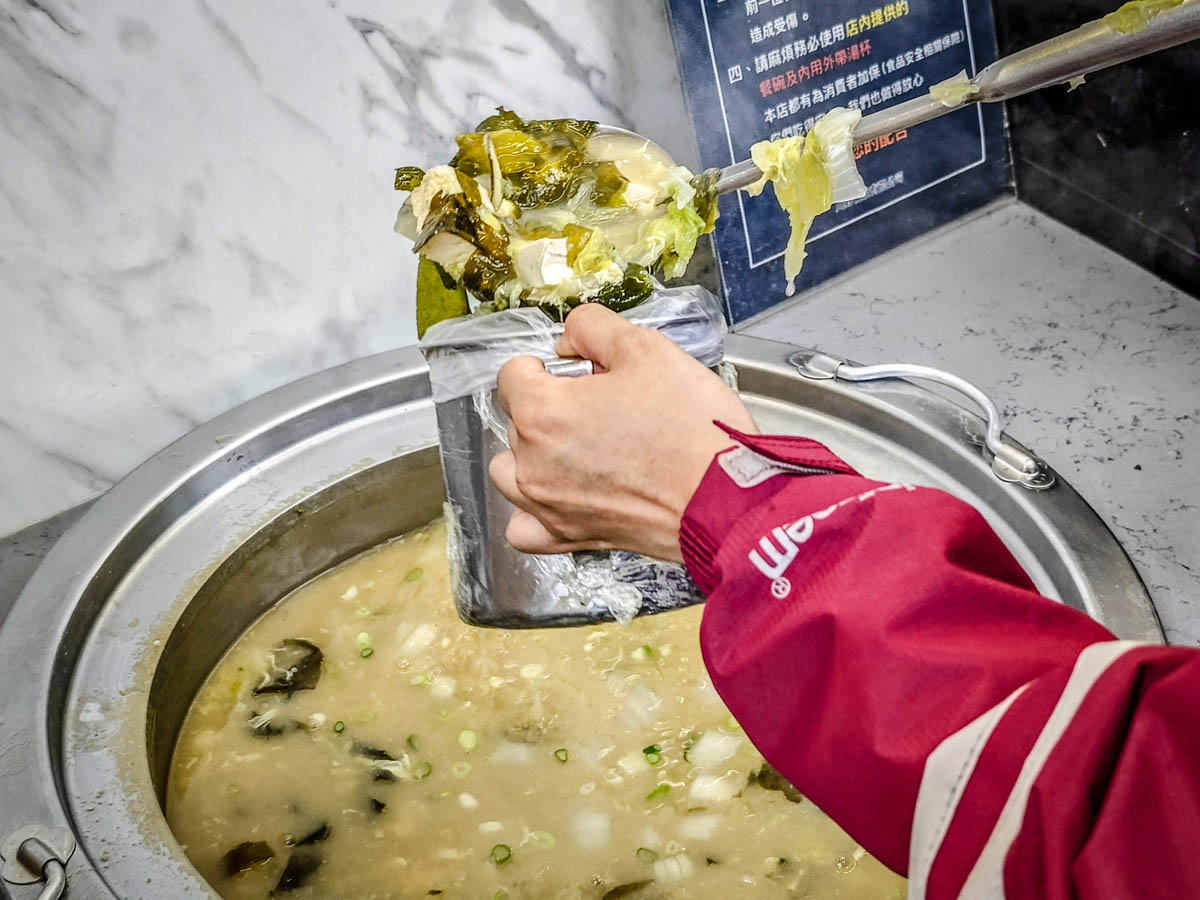 上野烤肉飯中壢總店｜烤五花肉飯必點，附湯和辣菜脯才是本體！