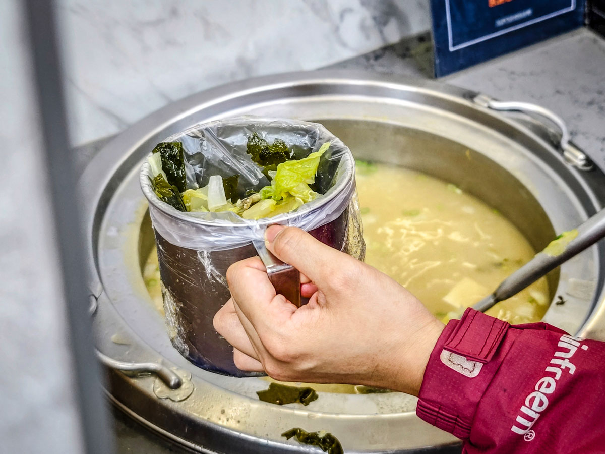 上野烤肉飯中壢總店｜烤五花肉飯必點，附湯和辣菜脯才是本體！