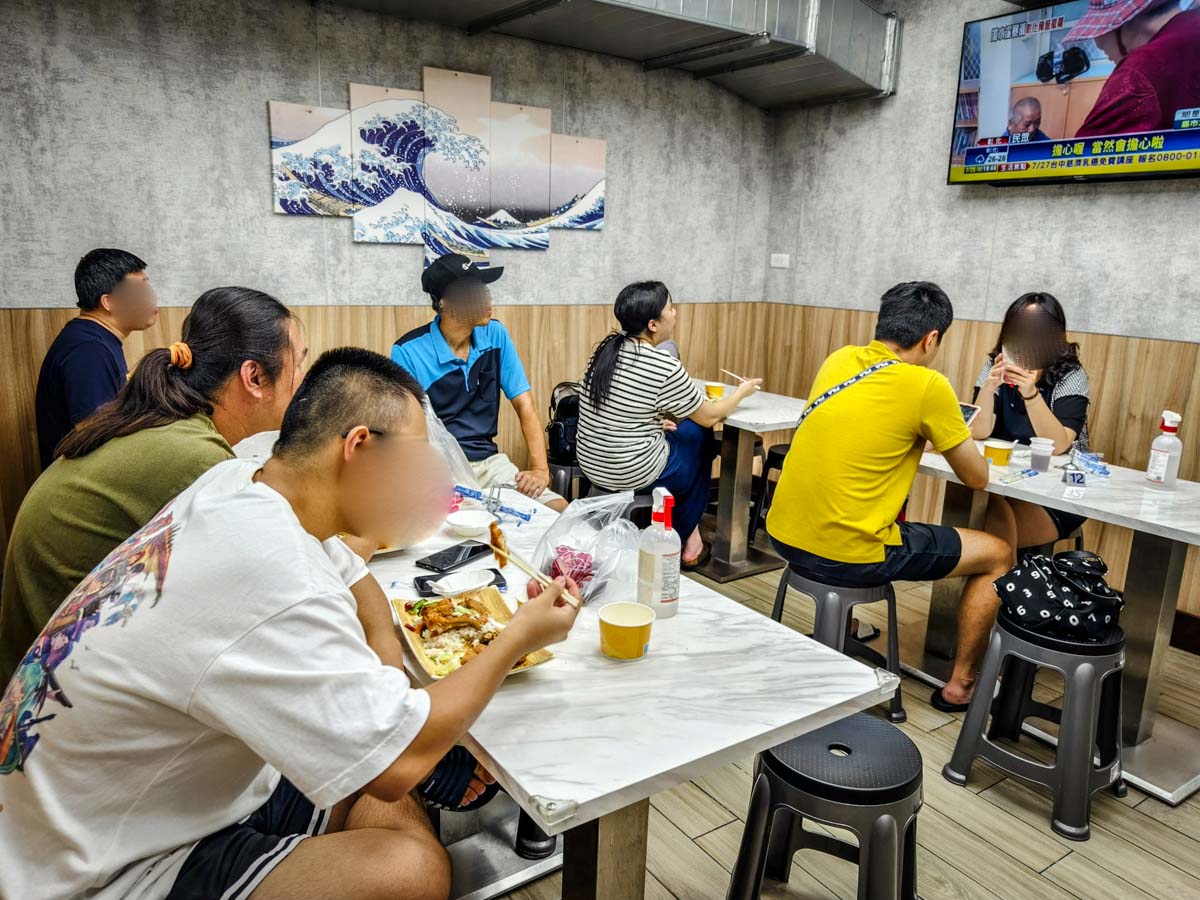 上野烤肉飯中壢總店｜烤五花肉飯必點，附湯和辣菜脯才是本體！