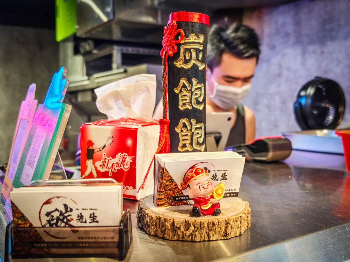 碳先生燒烤店｜桃園大廟附近的美味串燒，全程炭火燒烤到熟