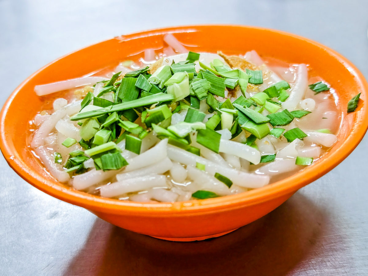 無名米粉湯｜原大有路鐵皮屋米粉湯搬新店面，銅板價美食依舊親民