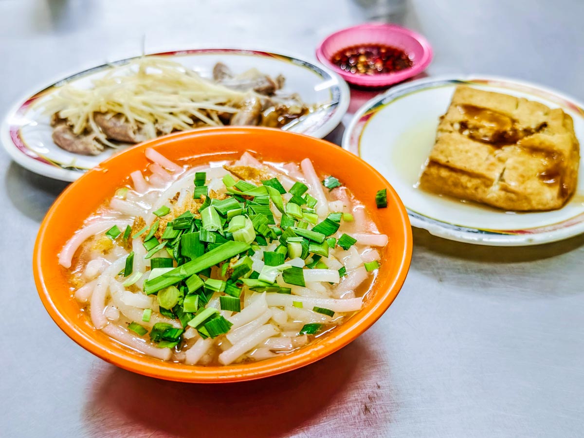 無名米粉湯｜原大有路鐵皮屋米粉湯搬新店面，銅板價美食依舊親民 @阿綿吃Fun最大