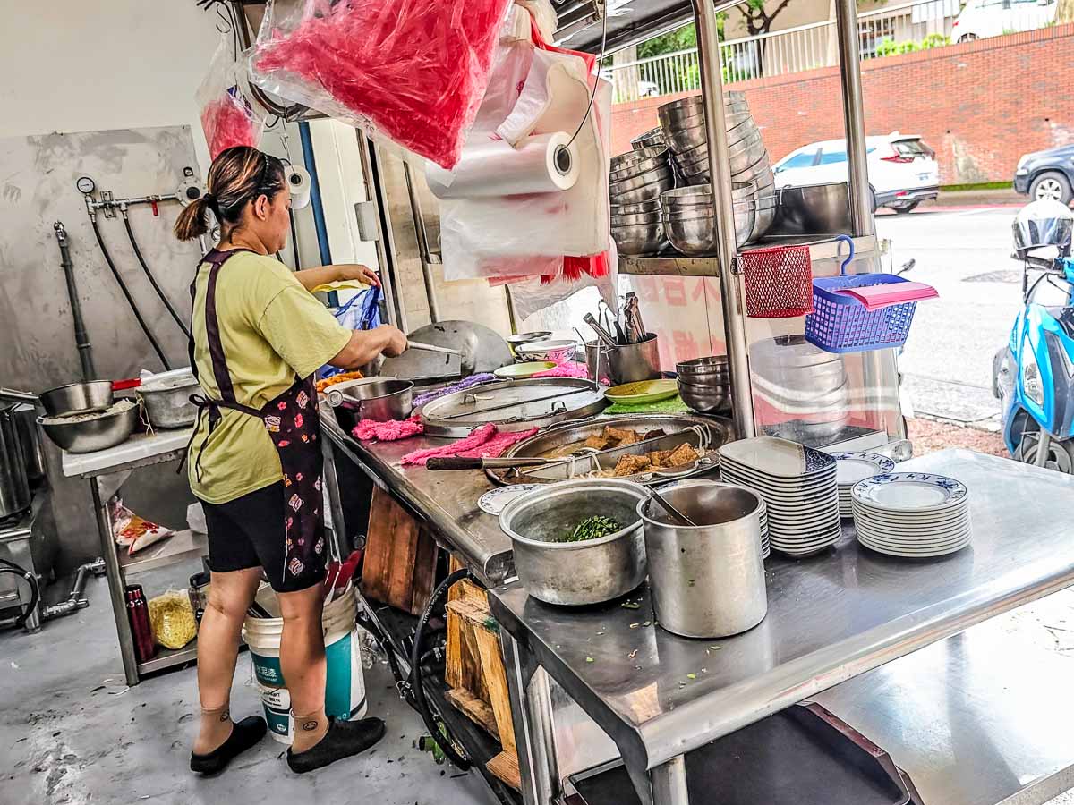 無名米粉湯｜原大有路鐵皮屋米粉湯搬新店面，銅板價美食依舊親民