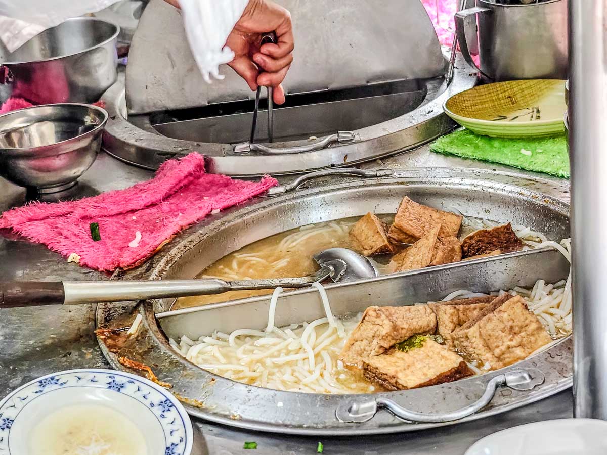 無名米粉湯｜原大有路鐵皮屋米粉湯搬新店面，銅板價美食依舊親民