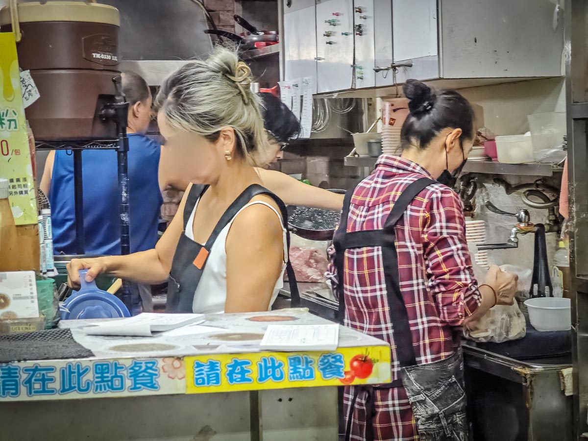 艾隆義式美食｜風靡20多年的平價義大利麵，大蒜辣椒麵有水準，價格只要100元起！