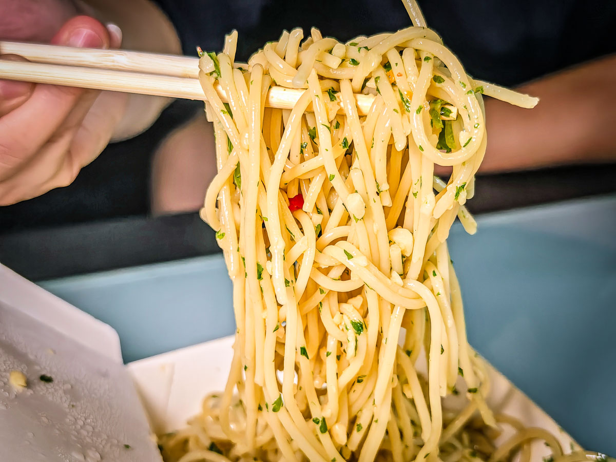 艾隆義式美食｜風靡20多年的平價義大利麵，大蒜辣椒麵有水準，價格只要100元起！