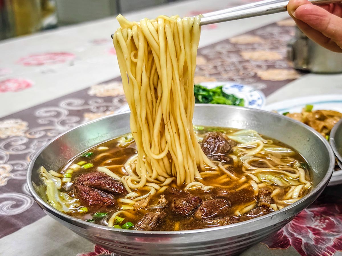 皇品牛肉麵｜長時間精燉的蔬果牛肉麵湯頭，百元牛肉麵的極致享受