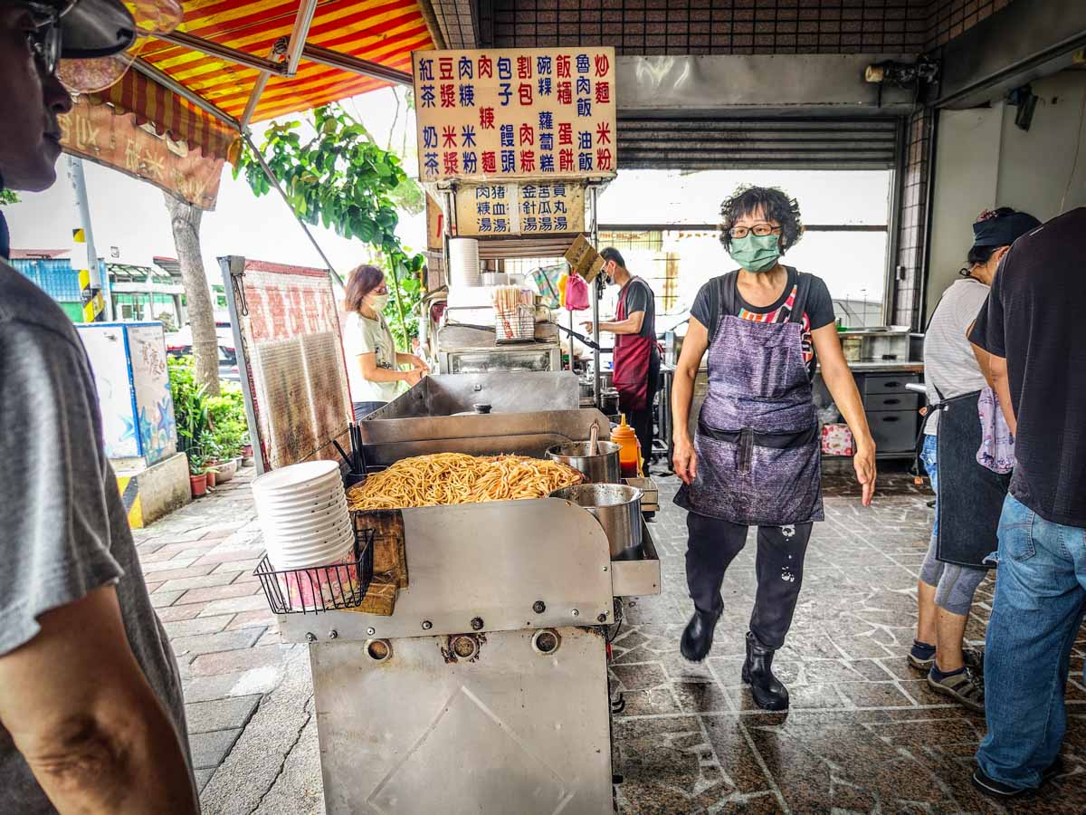 寶慶無名早餐店｜30年傳統美味，炒麵炒米粉口味好、份量足