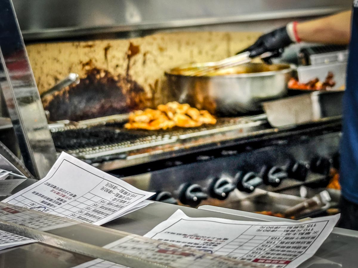 上野烤肉飯中壢總店｜烤五花肉飯必點，附湯和辣菜脯才是本體！