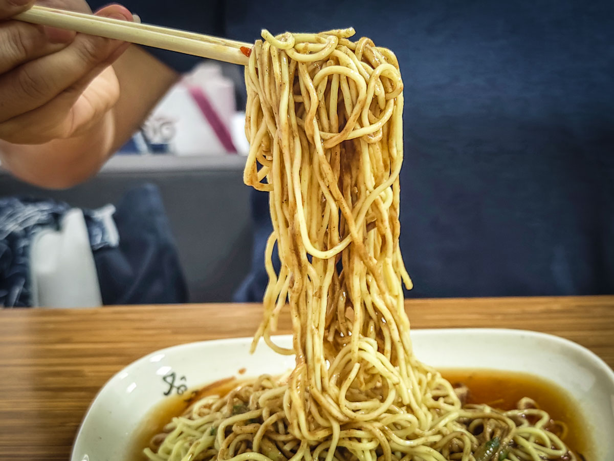 光頭涼麵｜招牌酸菜涼麵與蛋花味噌湯獨特搭配，值得一試