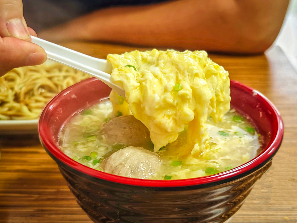 光頭涼麵｜招牌酸菜涼麵與蛋花味噌湯獨特搭配，值得一試