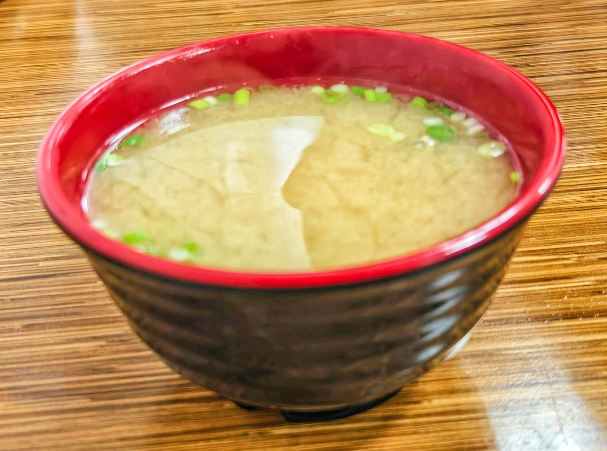 光頭涼麵｜招牌酸菜涼麵與蛋花味噌湯獨特搭配，值得一試