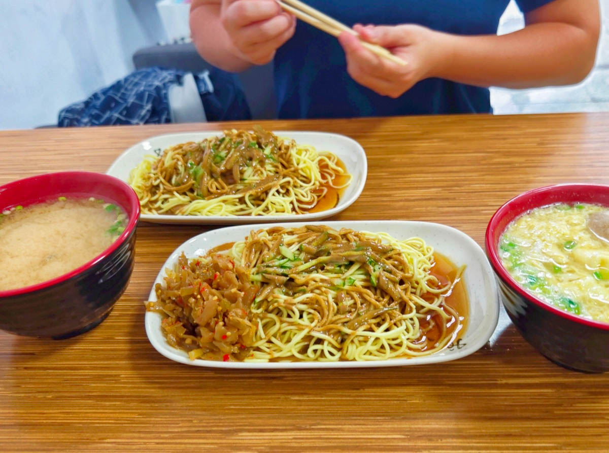 光頭涼麵｜招牌酸菜涼麵與蛋花味噌湯獨特搭配，值得一試