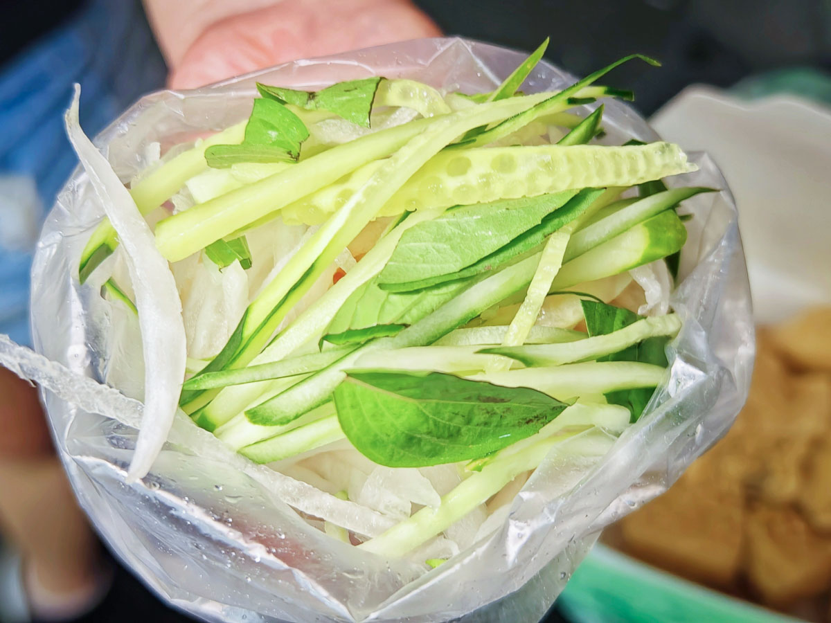 洋洋臭豆腐｜人氣臭豆腐搬家後一樣好吃，豐富的異國風情配菜是大亮點