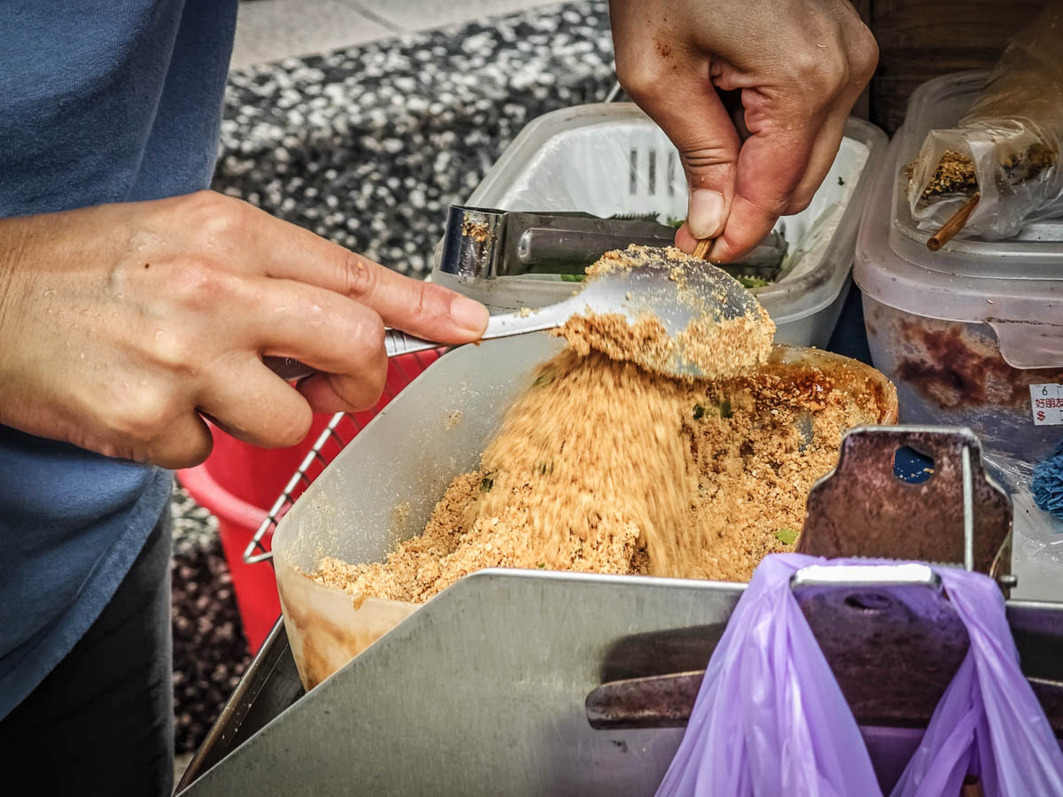 大有路無名豬血糕｜豬血糕豪邁撒滿花生粉和香菜，在地人最愛的街頭小吃 @阿綿吃Fun最大