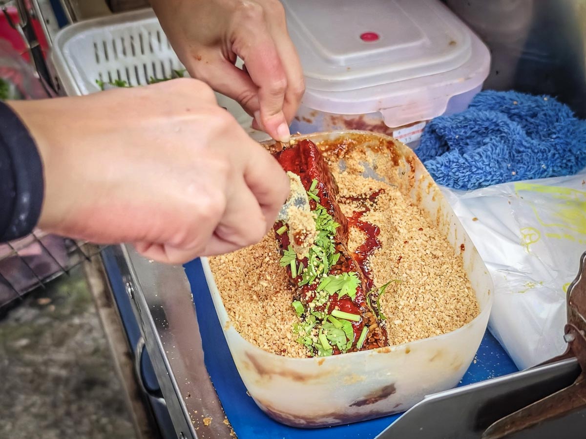 大有路無名豬血糕｜豬血糕豪邁撒滿花生粉和香菜，在地人最愛的街頭小吃