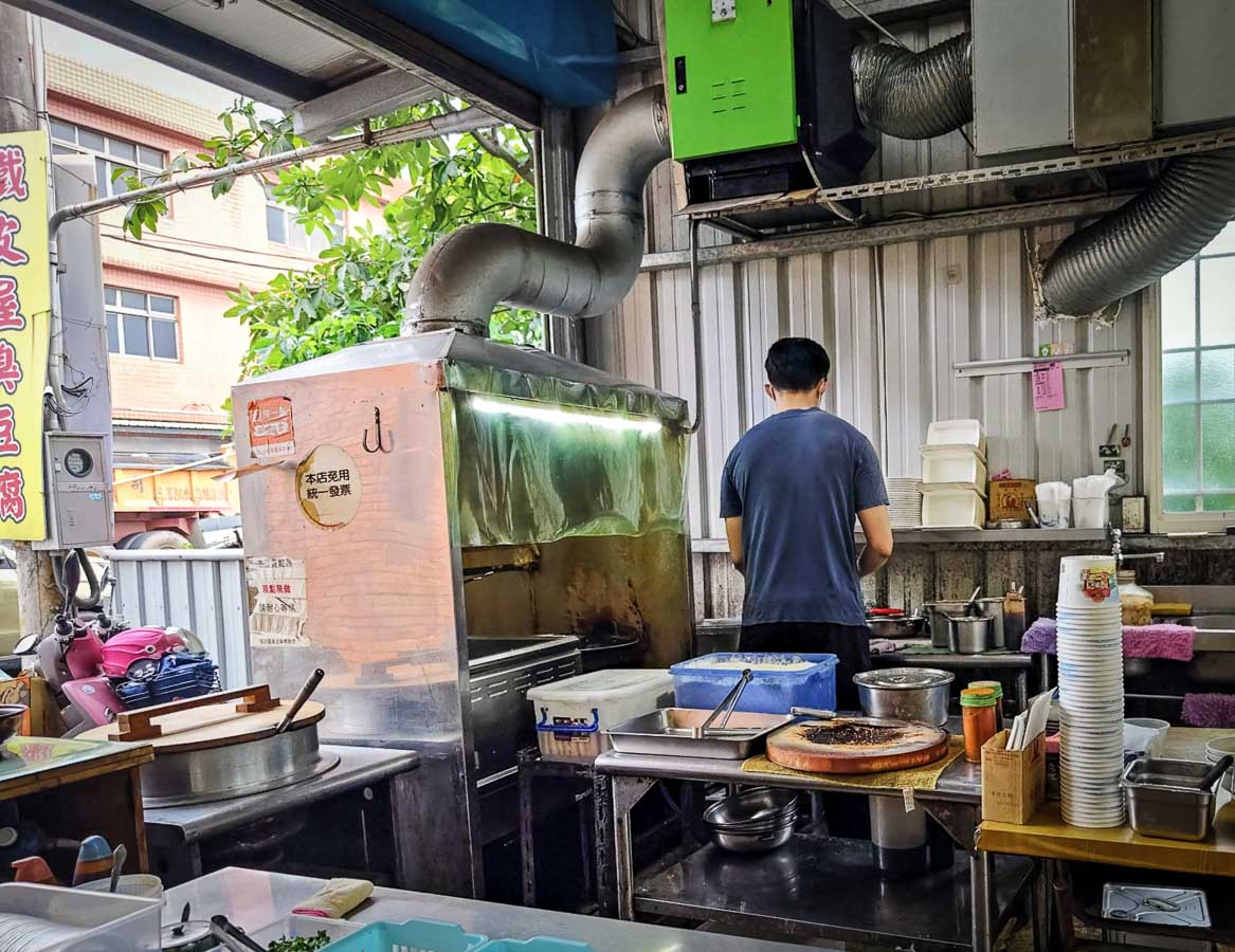 鐵皮屋臭豆腐｜炸臭豆腐與香酥豬排的超人氣組合推爆！八德廣福路上的隱藏美食