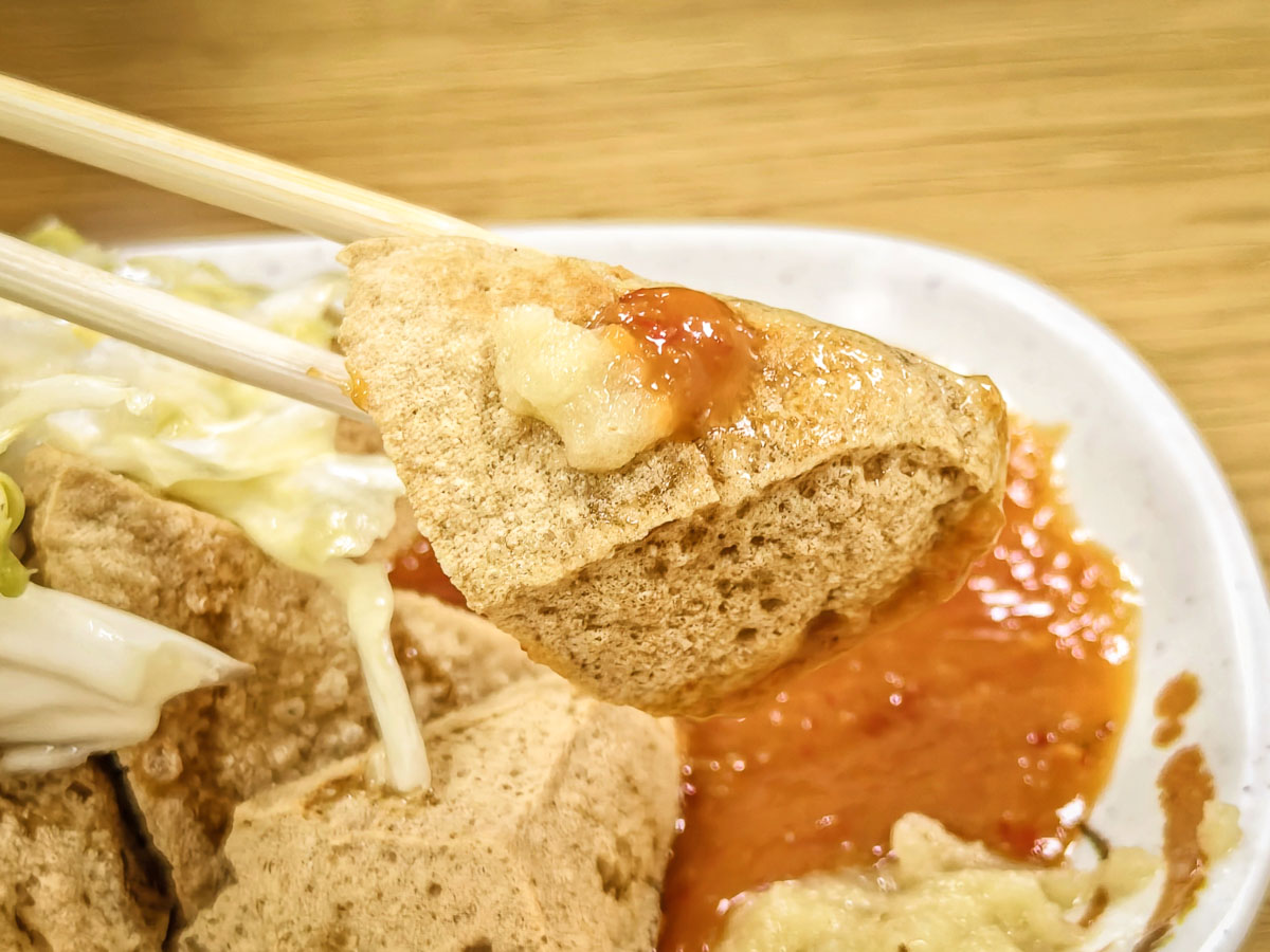 鐵皮屋臭豆腐｜炸臭豆腐與香酥豬排的超人氣組合推爆！八德廣福路上的隱藏美食