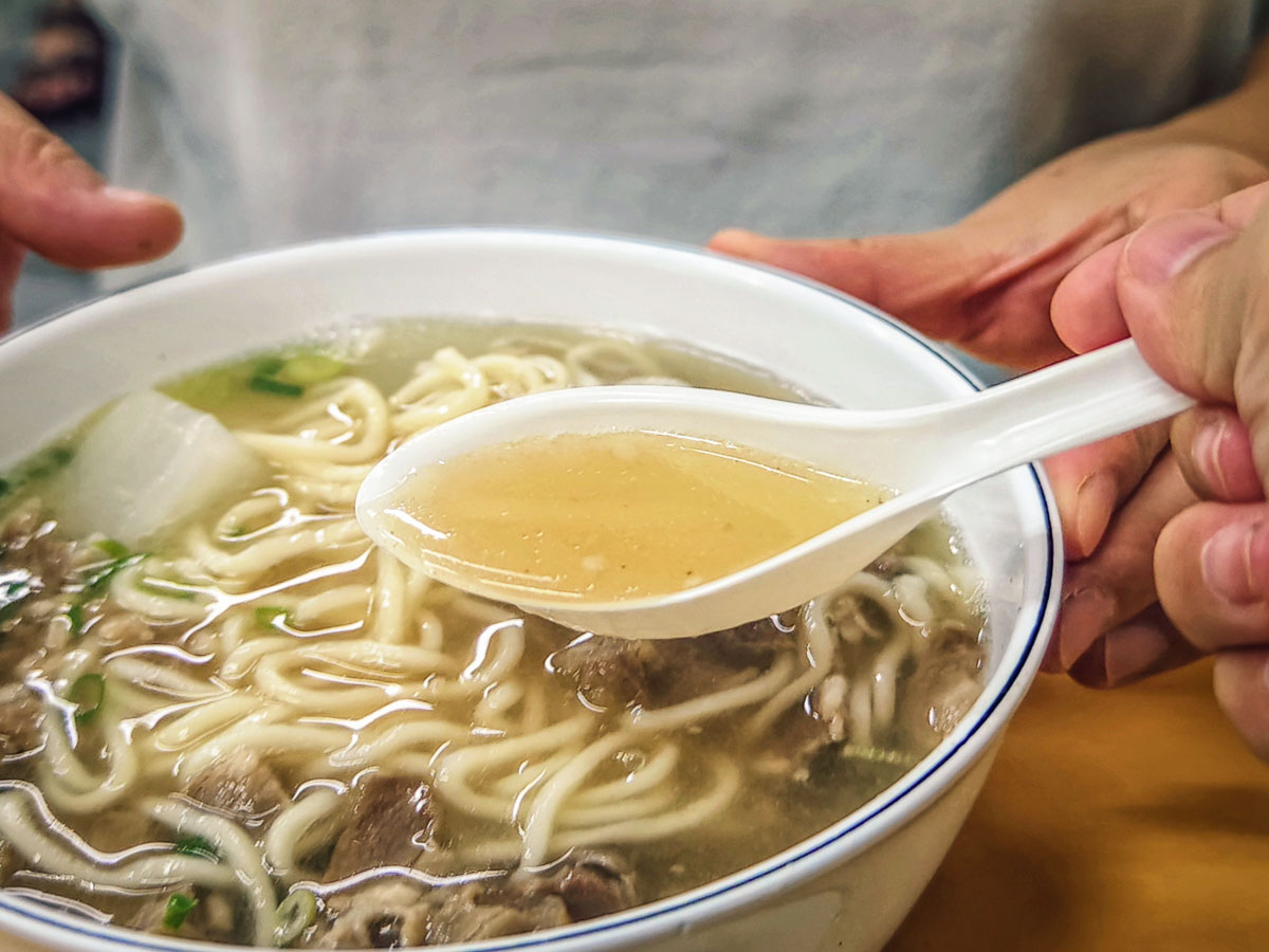 海全牛肉羊肉拉麵大王｜溫潤羊肉拉麵、清爽牛肉拉麵，加辣牛油或辣羊油，湯頭更好喝！春日路美食，桃園拉麵