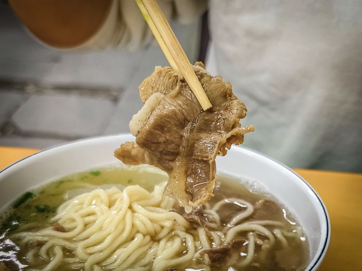 海全牛肉羊肉拉麵大王｜溫潤羊肉拉麵、清爽牛肉拉麵，加辣牛油或辣羊油，湯頭更好喝！春日路美食，桃園拉麵