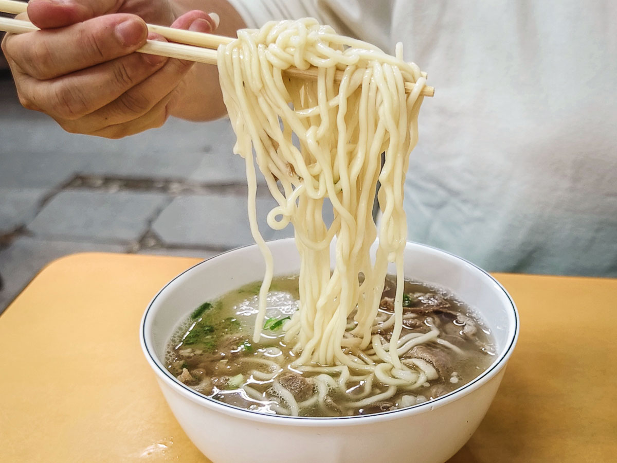 海全牛肉羊肉拉麵大王｜溫潤羊肉拉麵、清爽牛肉拉麵，加辣牛油或辣羊油，湯頭更好喝！春日路美食，桃園拉麵