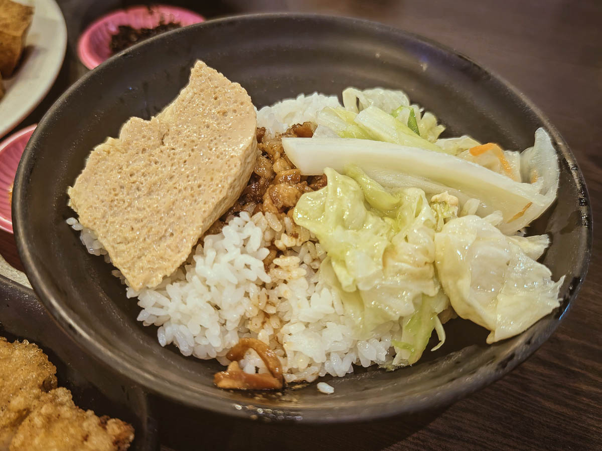 大小魯肉飯｜稱霸南崁的滷肉飯小吃，超推薦雞排飯、蒸蛋，蘆竹美食，南崁小吃