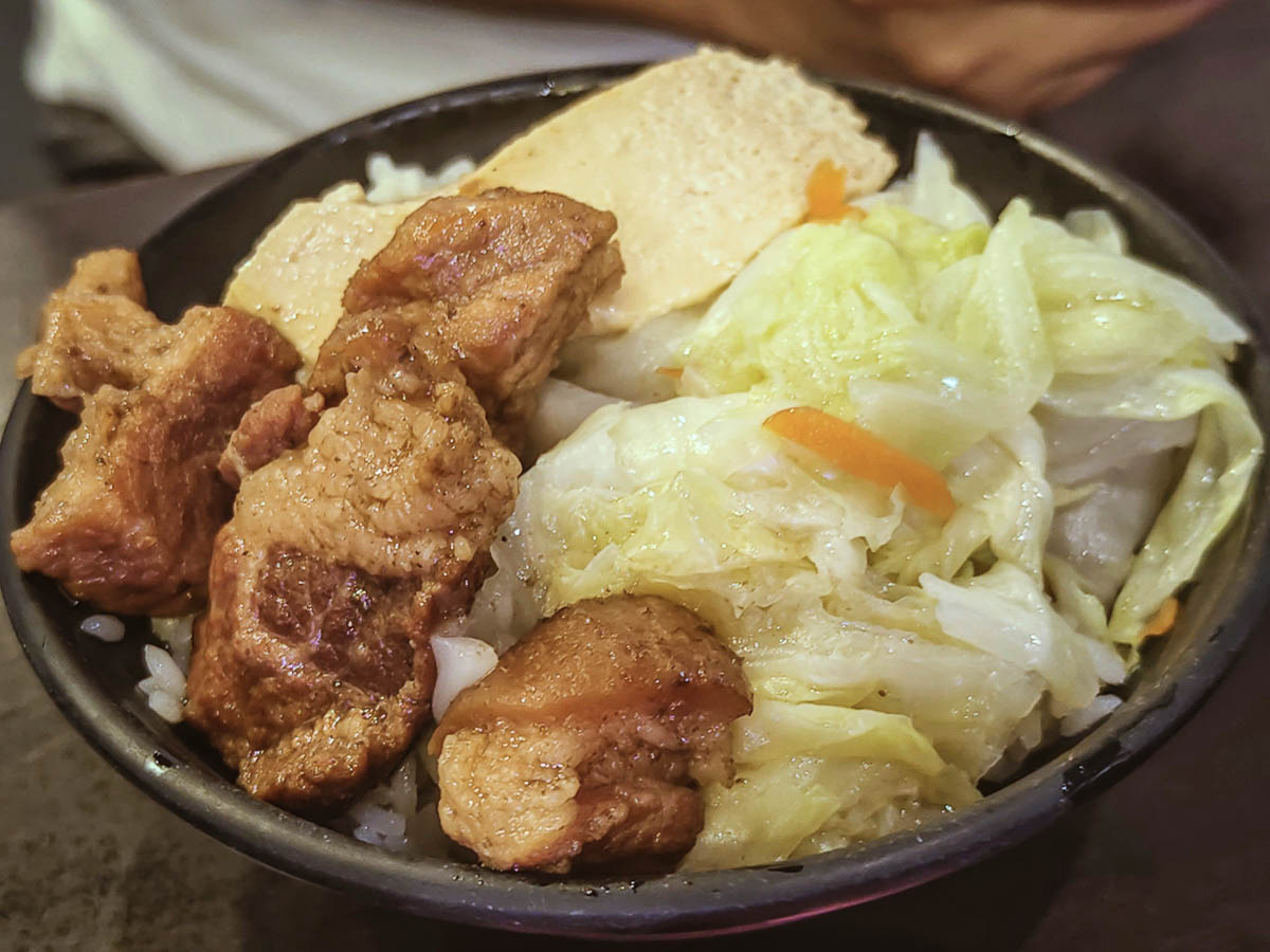 大小魯肉飯｜稱霸南崁的滷肉飯小吃，超推薦雞排飯、蒸蛋，蘆竹美食，南崁小吃