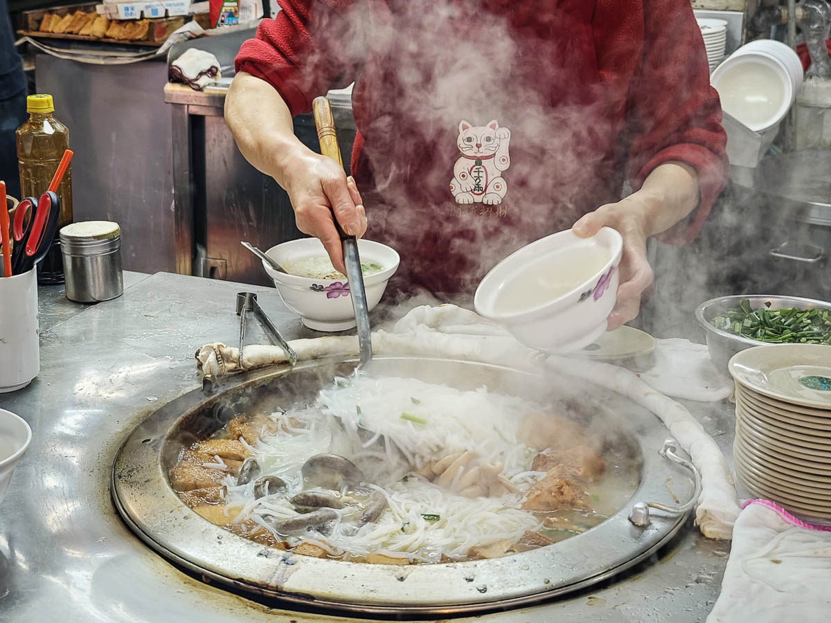 南門市場米粉湯｜米粉湯可續湯，軟嫩油豆腐會噴汁，花小錢就能吃到熱騰騰美味，南門市場小吃，南門市場美食