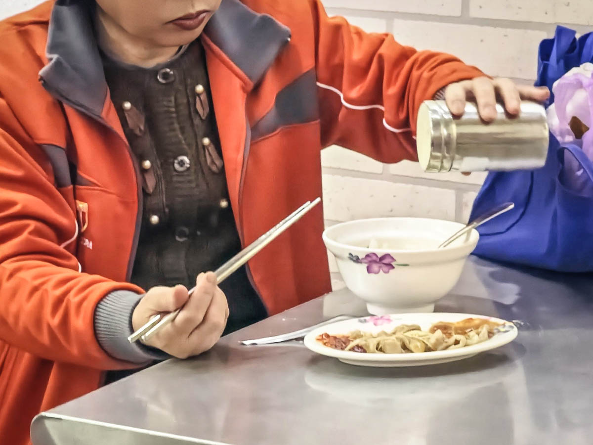 南門市場米粉湯｜米粉湯可續湯，軟嫩油豆腐會噴汁，花小錢就能吃到熱騰騰美味，南門市場小吃，南門市場美食