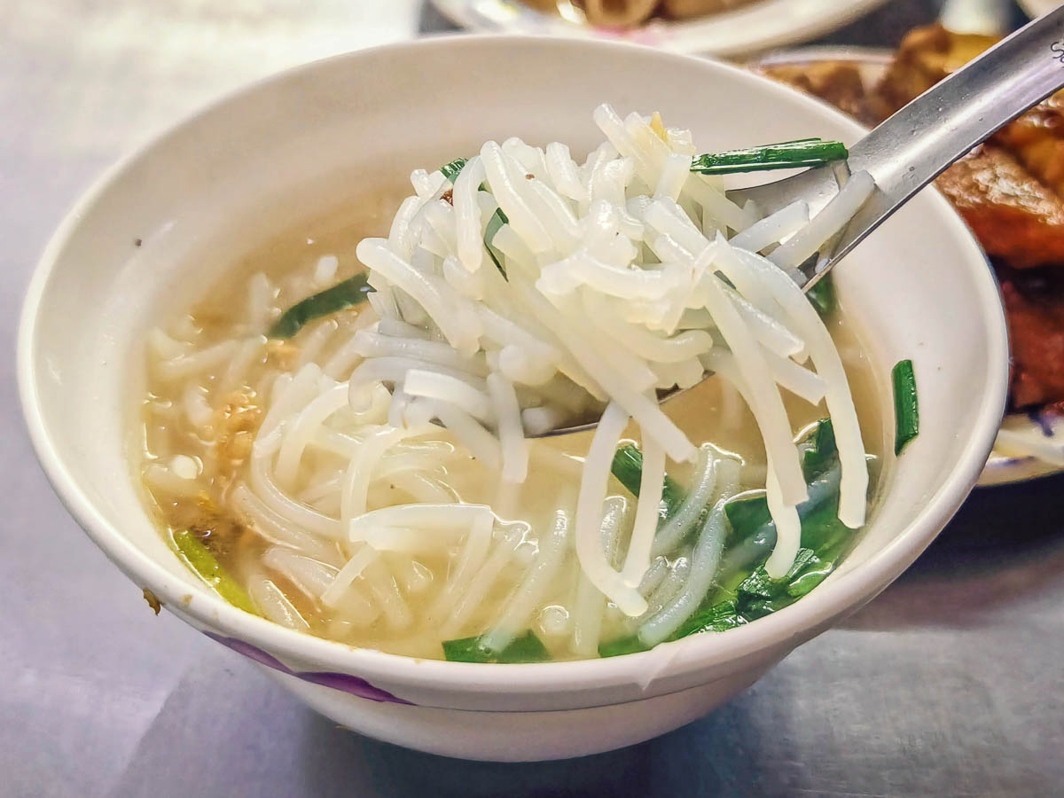 南門市場米粉湯｜米粉湯可續湯，軟嫩油豆腐會噴汁，花小錢就能吃到熱騰騰美味，南門市場小吃，南門市場美食