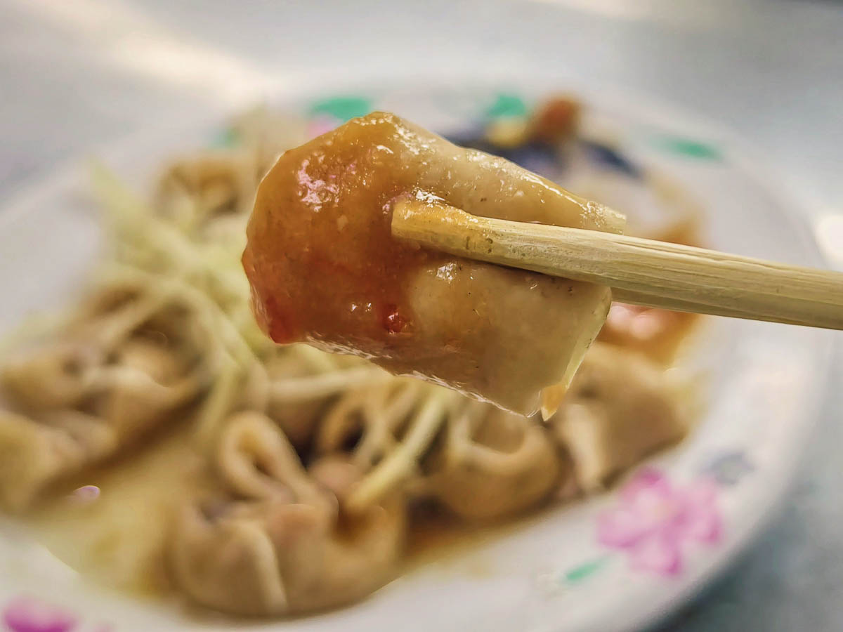 南門市場米粉湯｜米粉湯可續湯，軟嫩油豆腐會噴汁，花小錢就能吃到熱騰騰美味，南門市場小吃，南門市場美食