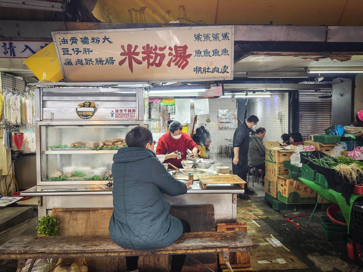 南門市場米粉湯｜米粉湯可續湯，軟嫩油豆腐會噴汁，花小錢就能吃到熱騰騰美味，南門市場小吃，南門市場美食