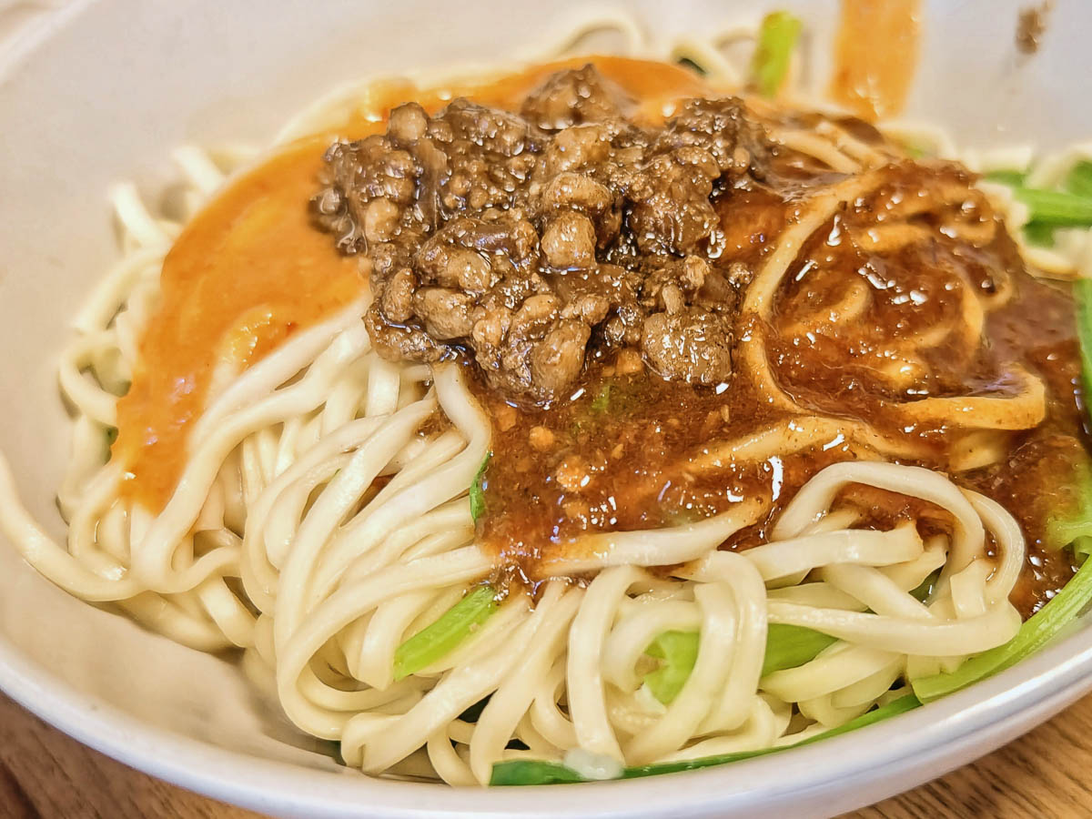 乾麵居｜Q彈乾麵＋特製沙茶醬，重口味控必吃！豬肝湯鮮嫩，在地人狂推的排隊名店，大溪麵店，大溪小吃