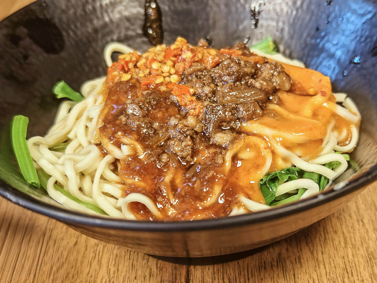 乾麵居｜Q彈乾麵＋特製沙茶醬，重口味控必吃！豬肝湯鮮嫩，在地人狂推的排隊名店，大溪麵店，大溪小吃