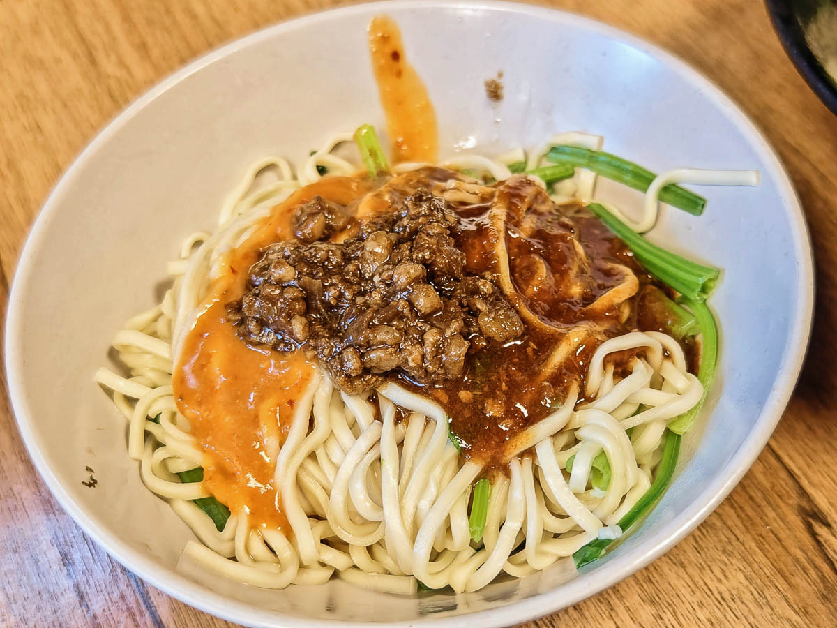 乾麵居｜Q彈乾麵＋特製沙茶醬，重口味控必吃！豬肝湯鮮嫩，在地人狂推的排隊名店，大溪麵店，大溪小吃