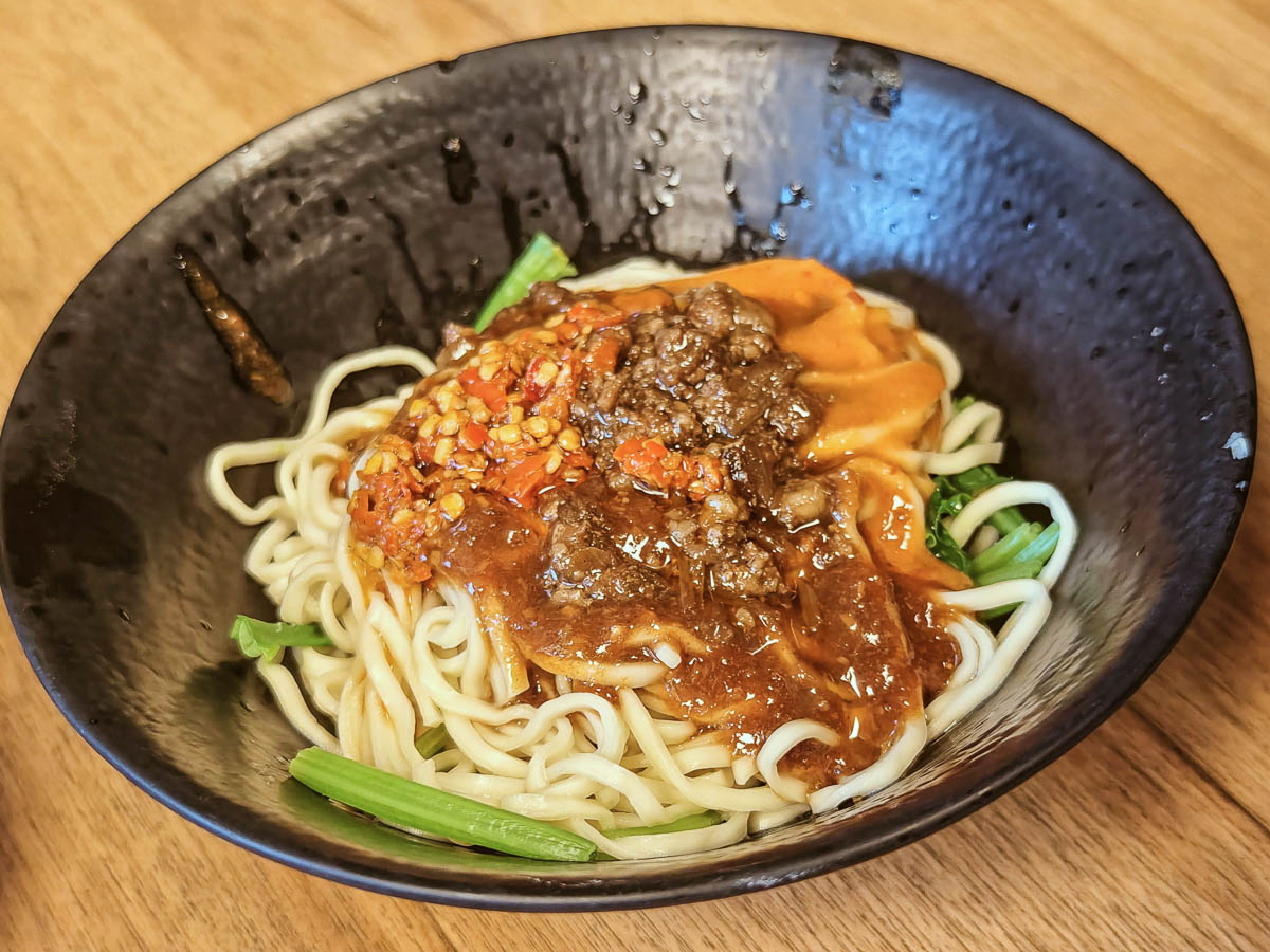 乾麵居｜Q彈乾麵＋特製沙茶醬，重口味控必吃！豬肝湯鮮嫩，在地人狂推的排隊名店，大溪麵店，大溪小吃