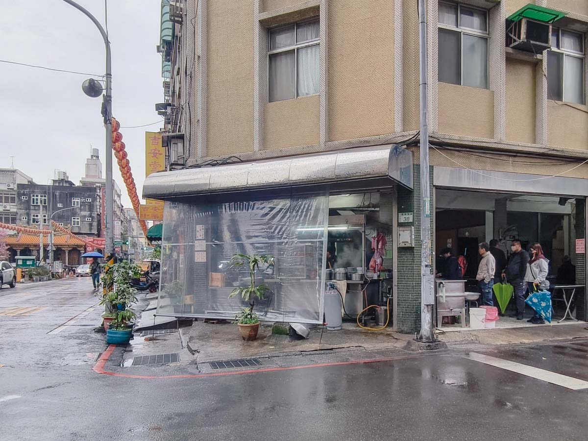 鎮撫街無名米粉湯鴨肉麵｜50年低調老店沒招牌沒店名，在地人帶路才吃得到，鎮撫街小吃，桃園米粉湯